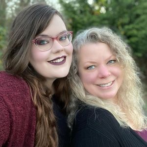 Meet your Poshers, Kari and Karissa!